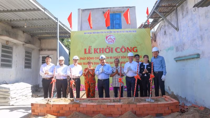 Phó Thủ tướng Chính phủ Nguyễn Chí Dũng và Ban Chỉ đạo xóa nhà tạm, nhà dột nát tỉnh Ninh Thuận khởi công xây dựng nhà ở cho hộ bà Nguyễn Thị Lực, khu phố 7, phường Mỹ Đông, thành phố Phan Rang-Tháp Chàm.