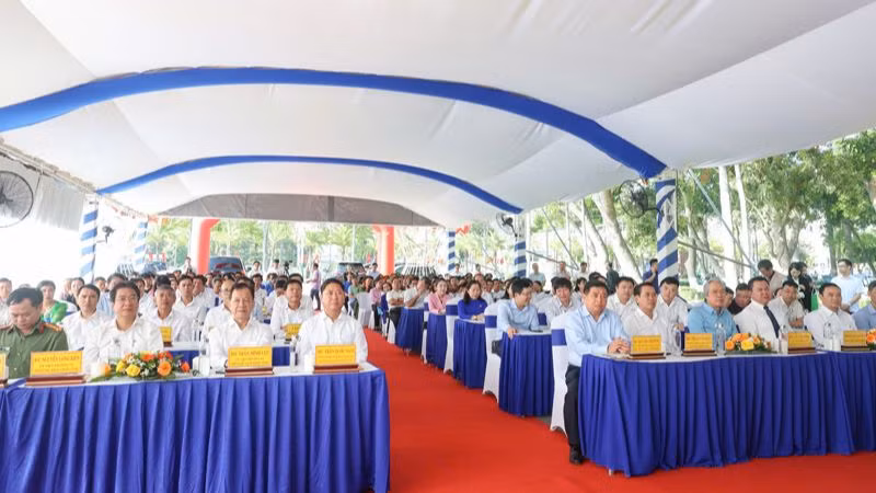 Phó Thủ tướng Chính phủ Nguyễn Chí Dũng cùng lãnh đạo tỉnh Ninh Thuận dự Lễ phát động Chiến dịch 90 ngày đêm hưởng ứng phong trào thi đua chung tay xóa nhà tạm, nhà dột nát trên địa bàn tỉnh Ninh Thuận.