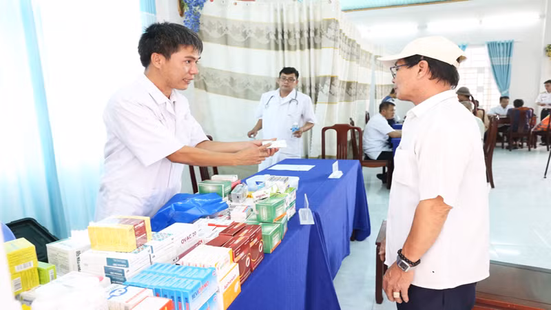 Bác sĩ của Bộ Tư lệnh vùng 4 Hải quân cấp phát thuốc miễn phí cho bà con ngư dân phường Đông Hải, thành phố Phan Rang-Tháp Chàm, tỉnh Ninh Thuận.