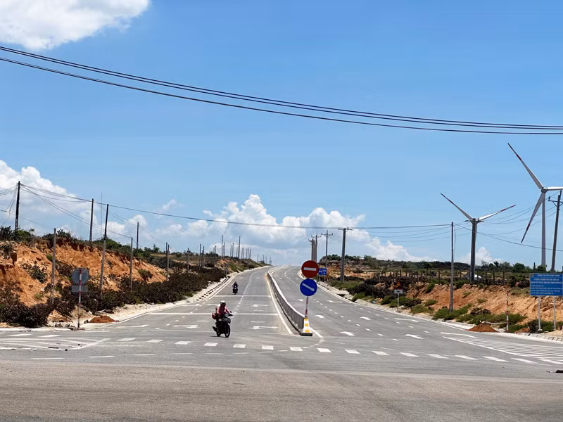 Dự án đường Văn Lâm-Sơn Hải, huyện Thuận Nam (Ninh Thuận) dự kiến hoàn thành trong quý IV/2024 tạo điều kiện thuận lợi cho giao thông kết nối với Quốc lộ 1A và đường cao tốc bắc-nam. (Ảnh: NGUYỄN TRUNG)