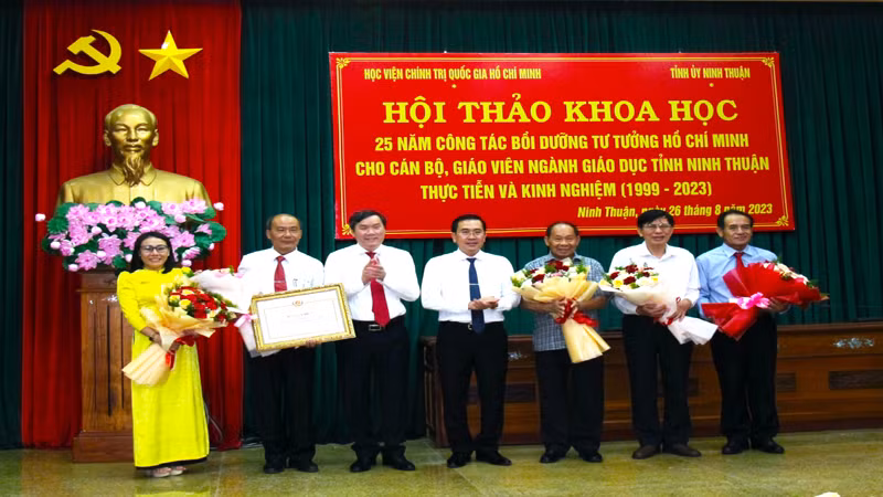 Đồng chí Phạm Văn Hậu, Phó Bí thư Thường trực Tỉnh ủy, Chủ tịch Hội đồng nhân dân tỉnh Ninh Thuận tặng hoa; lãnh đạo Học viện Chính trị quốc gia Hồ Chí Minh tặng bằng khen cho Trường Chính trị tỉnh Ninh Thuận về thành tích xuất sắc trong công tác bồi dưỡng kiến thức tư tưởng Hồ Chí Minh.