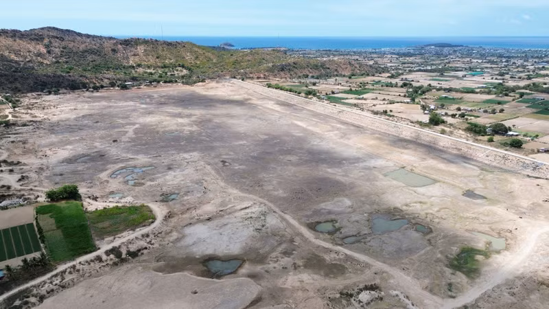 Nắng nóng kéo dài khiến cho nhiều hồ chứa nước tại tỉnh Ninh Thuận khô cạn đáy.