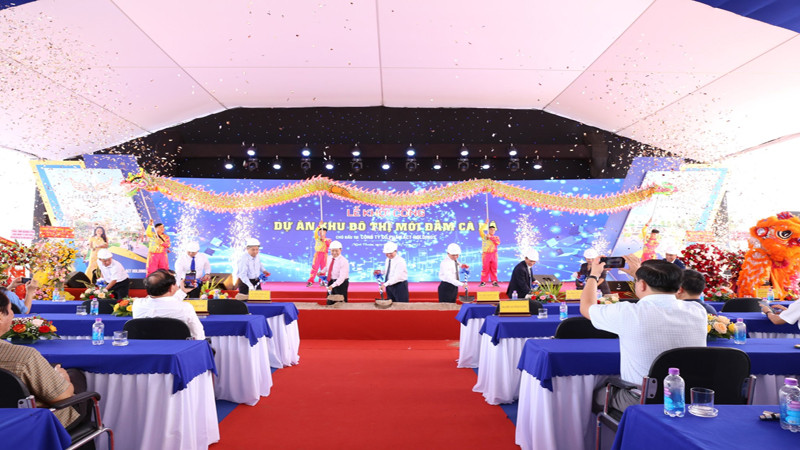 Lãnh đạo tỉnh Ninh Thuận cùng đại diện nhà đầu tư, nhà thầu thực hiện nghi thức lễ khởi công dự án.