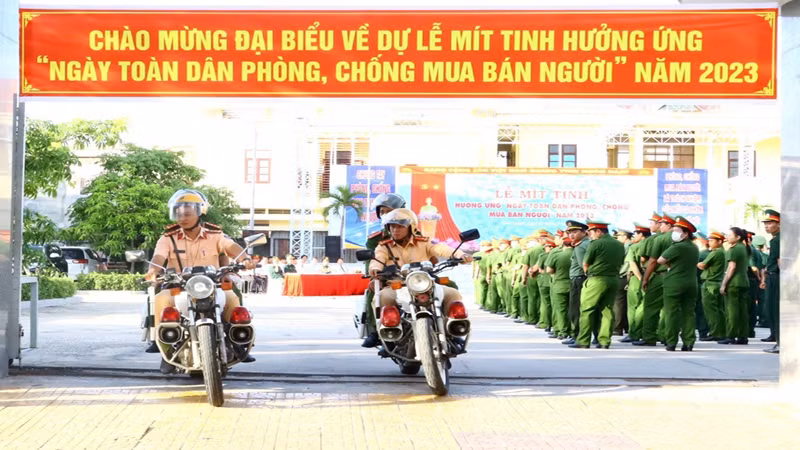 Cán bộ, đoàn thể và nhân dân địa phương dự lễ mít-tinh và tham gia diễu hành, biểu dương lực lượng trên các tuyến đường sau buổi lễ.