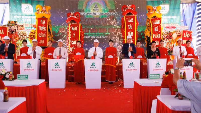 Lãnh đạo tỉnh Ninh Thuận cùng nhà đầu tư ấn nút khánh thành nhà máy