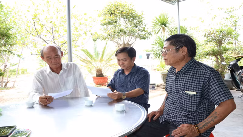 Người dân thôn Thái An, xã Vĩnh Hải, huyện Ninh Hải (Ninh Thuận) bày tỏ mong muốn được đầu tư hạ tầng để sớm ổn định đời sống bà con, khôi phục sản xuất để cải thiện đời sống sau khi Quốc hội có nghị quyết dừng thực hiện dự án.