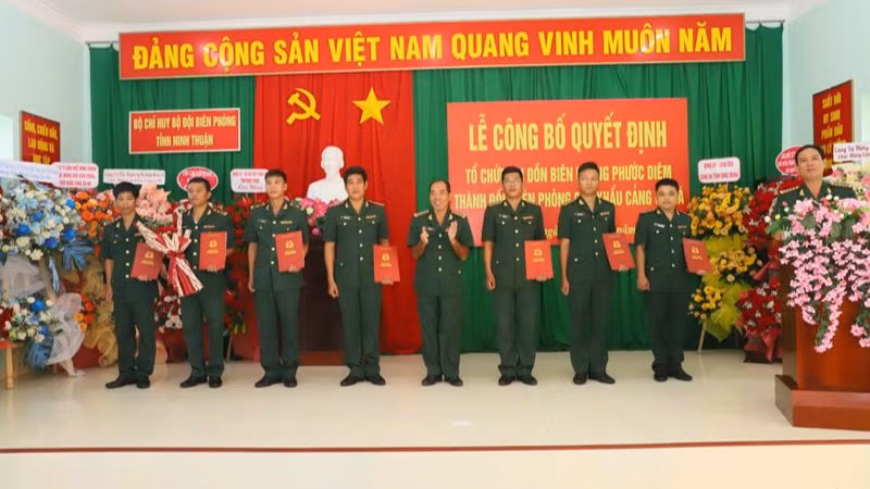 Lãnh đạo Bộ Chỉ huy Bộ đội Biên phòng tỉnh Ninh Thuận trao Quyết định về công tác cán bộ cho các đồng chí được điều động, bổ nhiệm, giao nhiệm vụ tại Đồn Biên phòng cửa khẩu cảng Cà Ná. (Ảnh: NGUYỄN TRUNG)