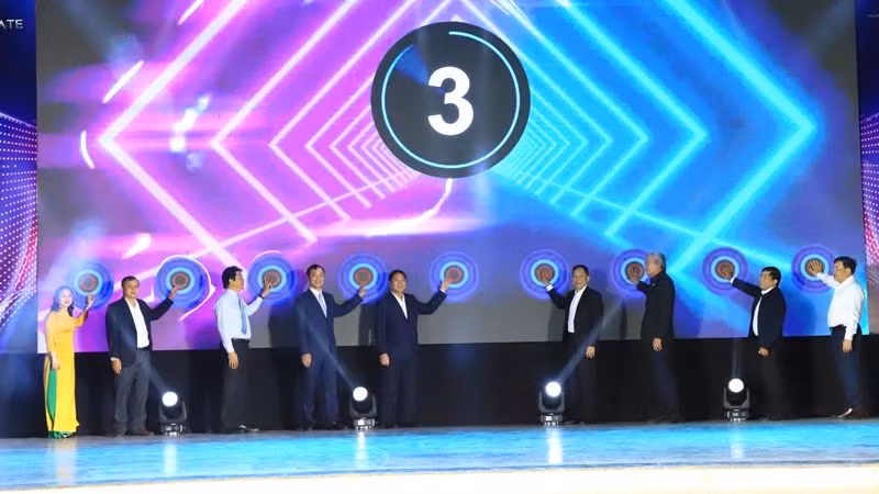 Lãnh đạo tỉnh Ninh Thuận cùng nhà đầu tư ấn nút khánh thành công viên Quảng trường ánh sáng và công viên Quảng trường sân khấu tại buổi lễ (Ảnh: NGUYỄN TRUNG)