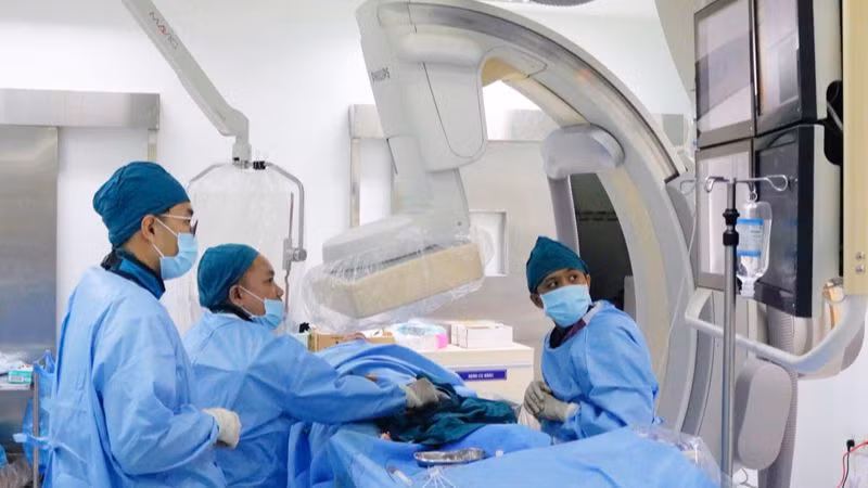 Ê-kíp bác sĩ Bệnh viện đa khoa tỉnh Ninh Thuận cùng các chuyên gia đầu ngành về tim mạch can thiệp Bệnh viện Thống Nhất (Thành phố Hồ Chí Minh) thực hiện kỹ thuật nong bóng và đặt stent động mạch chi dưới cho bệnh nhân 