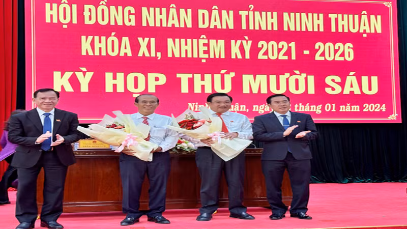 Chủ trì kỳ họp tặng hoa chúc mừng ông Trịnh Minh Hoàng đã trúng cử chức danh Phó Chủ tịch Ủy ban nhân dân tỉnh Ninh Thuận, nhiệm kỳ 2021-2026 và ông Phạm Văn Binh, Giám đốc Sở Lao động Thương binh và Xã hội được bầu là Ủy viên Ủy ban nhân dân tỉnh.