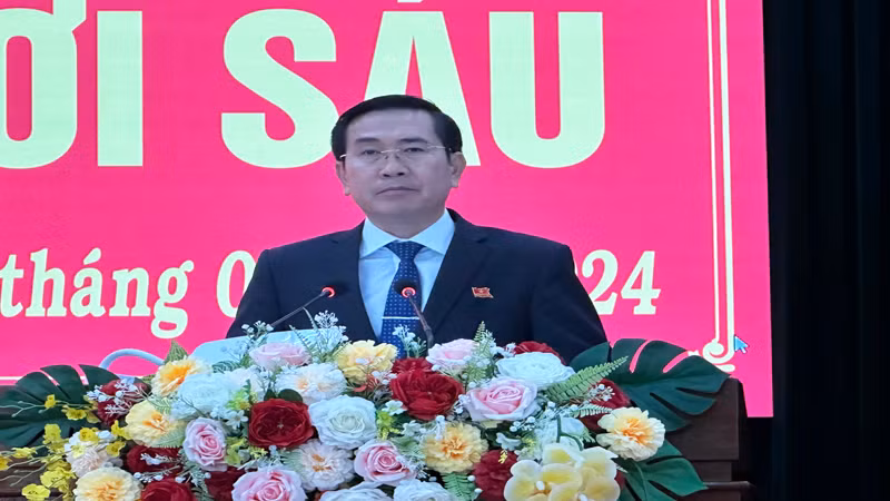 Đồng chí Phạm Văn Hậu, Phó Bí thư Thường trực Tỉnh ủy, Chủ tịch Hội đồng nhân dân tỉnh phát biểu tại kỳ họp.