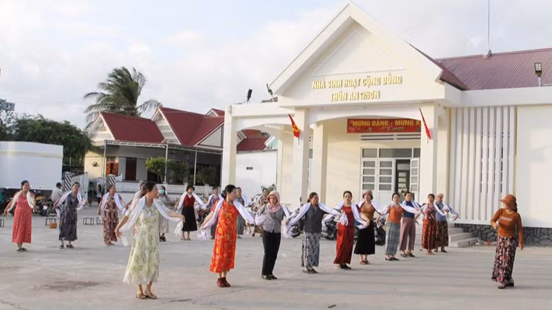 Phụ nữ làng Chăm xã Xuân Hải, huyện Ninh Hải, tỉnh Ninh Thuận luyện tập văn nghệ để biểu diễn trong dịp đón Tết Ramưwan 2025. Ảnh: NGUYỄN TRUNG
