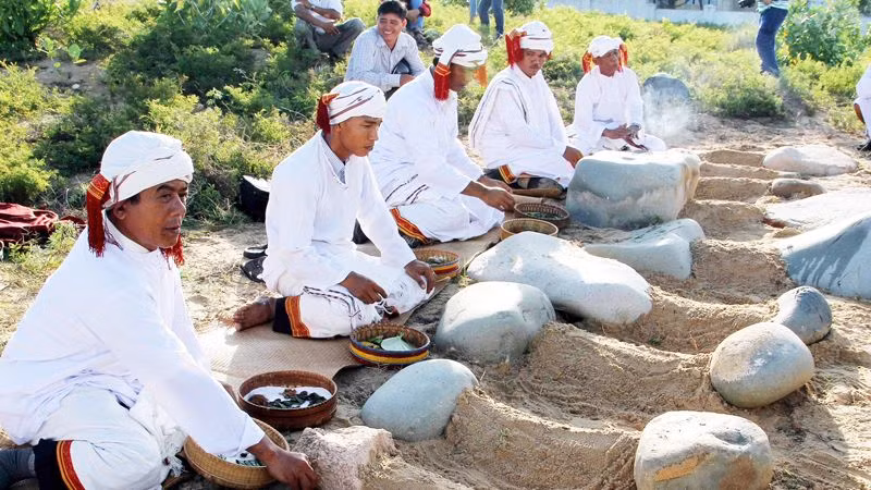 Lễ tảo mộ tổ tiên là phong tục không thể thiếu trong dịp vui đón Tết Ramưwan của đồng bào Chăm theo đạo Hồi giáo tỉnh Ninh Thuận. Ảnh: NGUYỄN TRUNG
