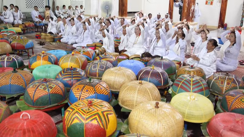 Lễ cúng thần linh tại thánh đường để bước vào lễ tịnh chay là nghi thức quan trọng trong tín ngưỡng tôn giáo của đồng bào Chăm theo đạo Hồi giáo tại tỉnh Ninh Thuận vào dịp đón Tết Ramưwan hằng năm. Ảnh: NGUYỄN TRUNG