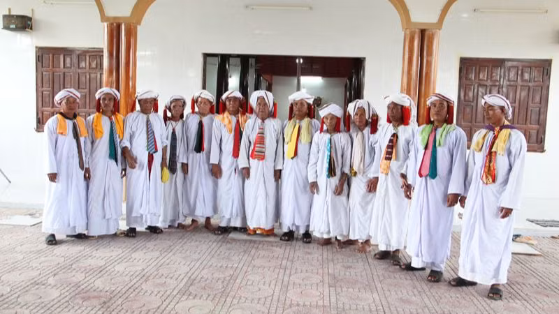 Các vị chức sắc Hồi giáo Bà ni tỉnh Ninh Thuận. Ảnh: NGUYỄN TRUNG