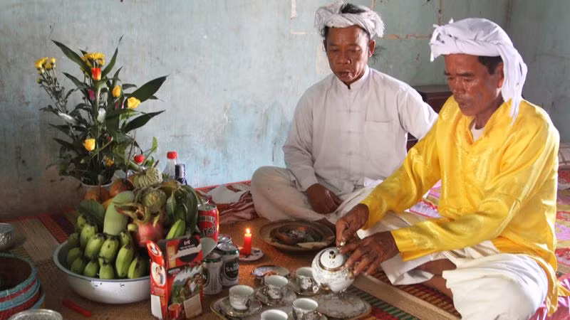 Đồng bào Chăm làng Phước Nhơn, xã Xuân Hải, huyện Ninh Hải, tỉnh Ninh Thuận thực hiện nghi thức cúng tổ tiên tại gia đình mỗi dịp đón Tết Ramưwan hằng năm. Ảnh: NGUYỄN TRUNG