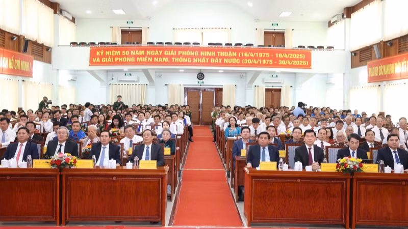 Đại biểu các bộ, ngành Trung ương, lãnh đạo chủ chốt, lãnh đạo, cán bộ các sở, ban, ngành tỉnh Ninh Thuận tham dự buổi lễ.