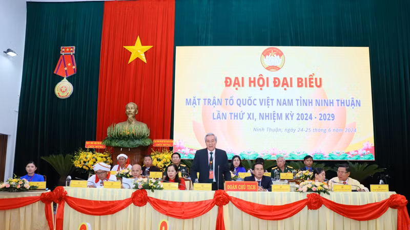 Đoàn chủ tịch chủ trì đại hội.