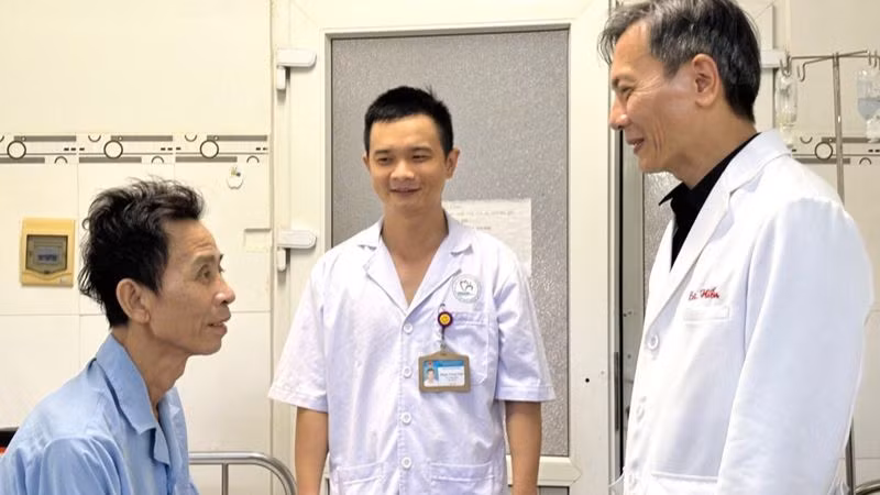 Thăm hỏi bệnh nhân sau phẫu thuật tại Bệnh viện đa Khoa tỉnh Ninh Thuận đang hồi phục sức khỏe. (Ảnh: NGUYỄN TRUNG)