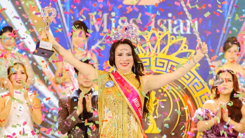 Thí sinh Lâm Thị Thủy vui mừng khi xuất sắc đăng quang ngôi vị cao nhất Hoa hậu Doanh nhân châu Á 2024, đồng thời, đoạt giải thưởng phụ là Người đẹp dạ hội. (Ảnh: NGUYỄN TRUNG)