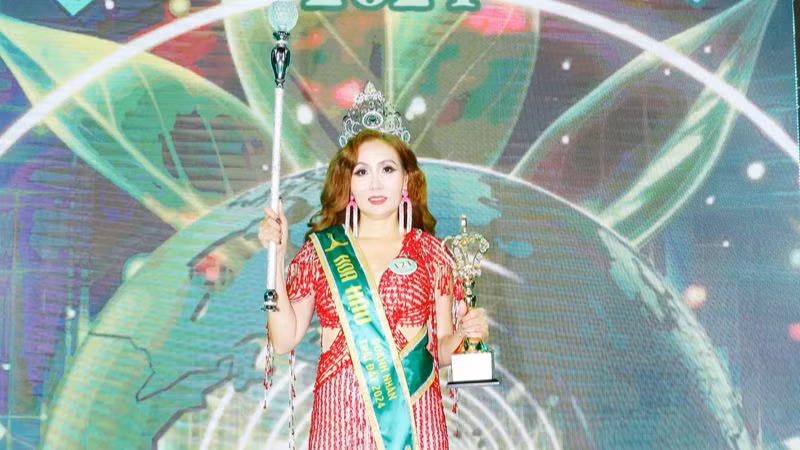 Thí sinh Vương Thị Hương, số báo danh 121, Phó Giám đốc Công ty TH Group (Hà Nội), đã đạt số điểm cao nhất trong các phần thi và xuất sắc đăng quang ngôi vị Hoa hậu Doanh nhân Trái đất 2024-Miss Business Earth 2024. (Ảnh: NGUYỄN TRUNG)