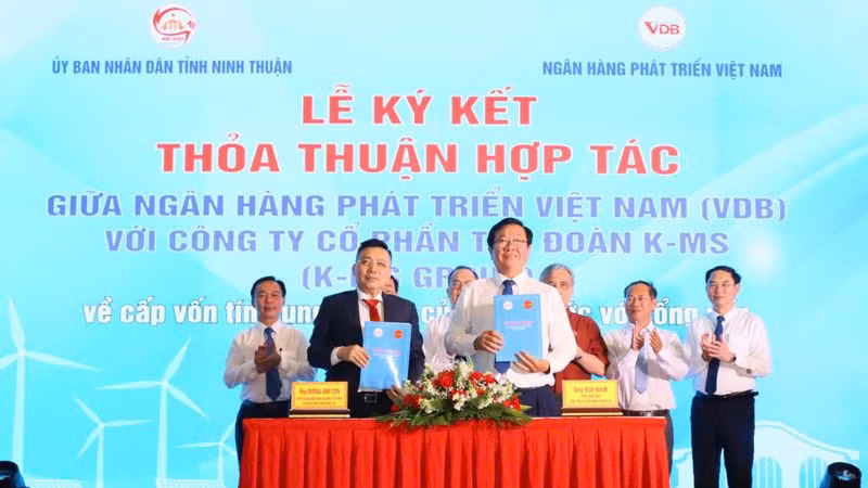 Các doanh nghiệp tại Ninh Thuận ký kết bản ghi nhớ thỏa thuận hợp tác-tài trợ vốn tín dụng đầu tư của Nhà nước với Ngân hàng Phát triển Việt Nam.