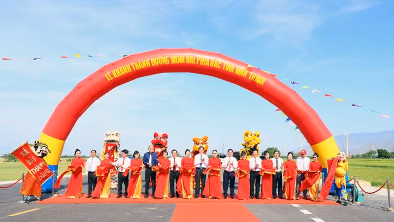 Lãnh đạo tỉnh Ninh Thuận cắt băng khánh thành dự án.