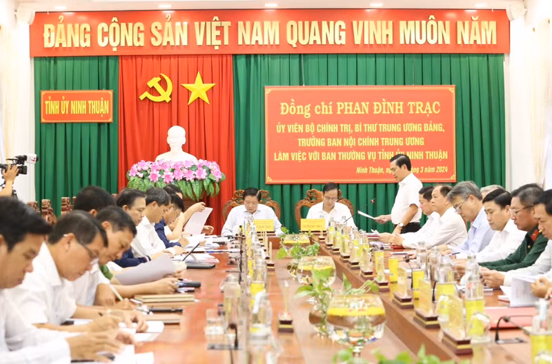 Lãnh đạo tỉnh Ninh Thuận báo cáo những kết quả nổi bật về công tác nội chính, phòng, chống tham nhũng, tiêu cực và cải cách tư pháp trên địa bàn tỉnh trong năm 2023 và một số đề xuất, kiến nghị với Đoàn công tác.