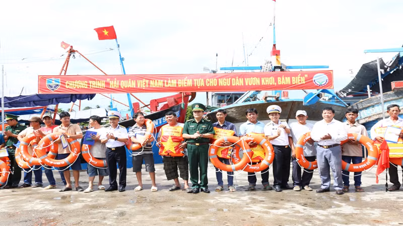 Lãnh đạo Bộ Tư lệnh vùng 4 Hải quân tặng phao cứu sinh cho ngư dân phường Đông Hải, thành phố Phan Rang - Tháp Chàm, tỉnh Ninh Thuận