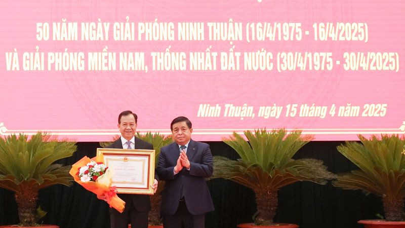 Phó Thủ tướng Chính phủ Nguyễn Chí Dũng trao Huân chương Lao động hạng Nhì của Chủ tịch nước tặng đồng chí Trần Minh Lực, Phó Chủ tịch Hội đồng nhân dân tỉnh Ninh Thuận. Phó Thủ tướng Chính phủ Nguyễn Chí Dũng trao Huân chương Lao động hạng Nhì của Chủ tịch nước tặng đồng chí Trần Minh Lực, Phó Chủ tịch Hội đồng nhân dân tỉnh Ninh Thuận.