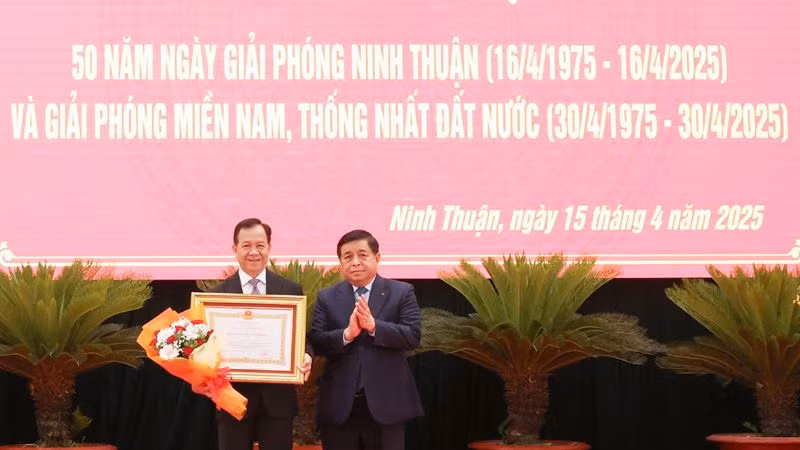 Phó Thủ tướng Chính phủ Nguyễn Chí Dũng trao Huân chương Lao động hạng Nhì của Chủ tịch nước tặng đồng chí Trần Minh Lực, Phó Chủ tịch Hội đồng nhân dân tỉnh Ninh Thuận.