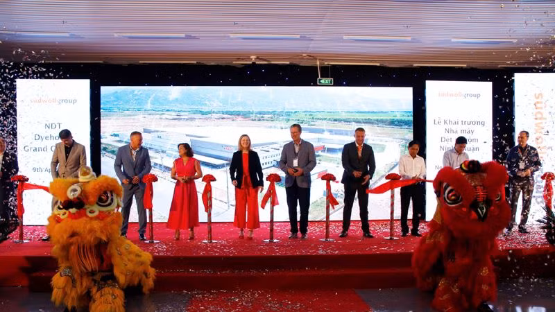 Nhà đầu tư cùng lãnh đạo địa phương cắt băng khai trương nhà máy.