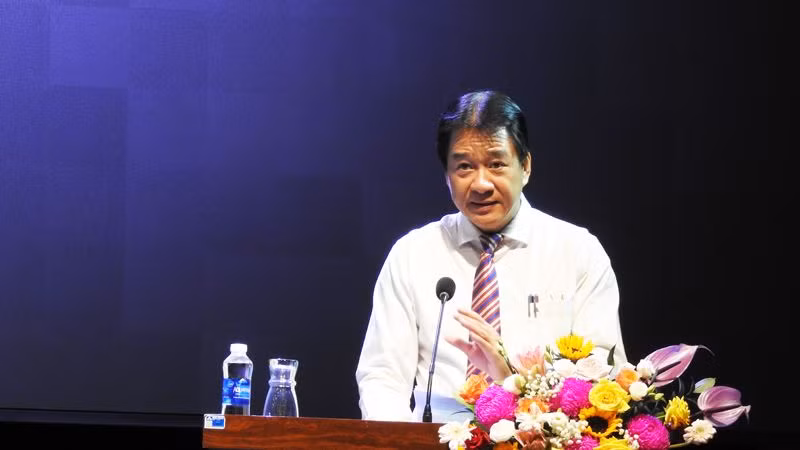 Đồng chí Nguyễn Long Biên, Phó Chủ tịch Ủy ban nhân dân tỉnh Ninh Thuận, Phó Trưởng Ban Chỉ đạo chuyển đổi số tỉnh Ninh Thuận phát biểu khai mạc hội thảo (Ảnh: NGUYỄN TRUNG)