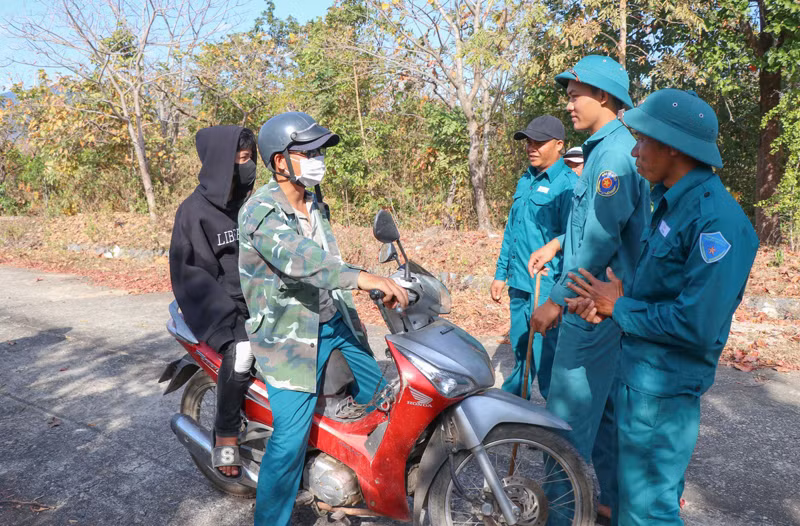 Lực lượng bảo vệ rừng và người dân sống tại các vùng gần rừng luôn phối hợp trao đổi thông tin để nâng kịp thời hỗ trợ, nâng cao hiệu quả ứng phó với thời tiết nắng nóng để bảo vệ rừng
