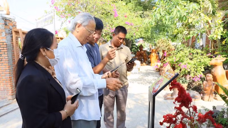 Người dân và du khách trải nghiệm việc truy cập trang web "Yêu lắm Việt Nam" do Báo Nhân Dân triển khai tại Ninh Thuận.