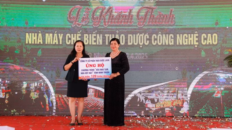Đại diện Công ty cổ phần thảo dược liên kết Việt Nam trao bảng ủng hộ cho Chương trình “ Xóa nhà tạm, nhà dột nát” tỉnh Ninh Thuận