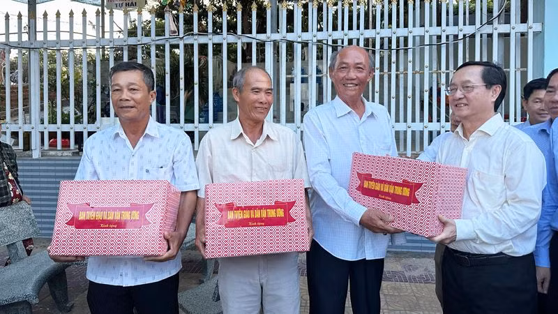 Đồng chí Huỳnh Thành Đạt, Phó Trưởng ban Tuyên giáo và Dân vận Trung ương tặng quà cho các hộ gia đình tiêu biểu đã tích cực tuyên truyền, tạo sự đồng thuận cho người dân về thực hiện Dự án điện hạt nhân ở xã Vĩnh Hải, huyện Ninh Hải, tỉnh Ninh Thuận.