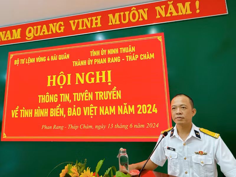 Báo cáo viên của Vùng 4 Hải quân tuyên truyền về tầm quan trọng và đường lối, chủ trương của Đảng, chính sách, pháp luật của Nhà nước đối với vấn đề biển, đảo thuộc chủ quyền của Việt Nam.