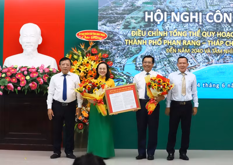 Lãnh đạo Ủy ban nhân dân tỉnh Ninh Thuận trao Quyết định điều chỉnh tổng thể Quy hoạch xây dựng thành phố Phan Rang-Tháp Chàm (Ninh Thuận) đến năm 2040 và tầm nhìn đến năm 2050 cho lãnh đạo thành phố Phan Rang-Tháp Chàm.