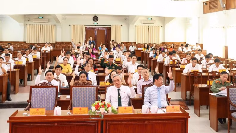 Các đại biểu biểu quyết thông qua các nghị quyết tại kỳ họp. (Ảnh: NGUYỄN TRUNG)