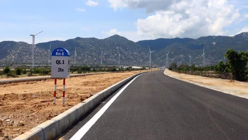 Đến nay, nút giao liên thông Thuận Nam kết nối với Đường tỉnh ĐT 709 là hạng mục giao thông quan trọng, tạo điều kiện thuận lợi cho việc vận chuyển hàng hóa đến và đi từ Cảng biển tổng hợp Cà Ná chưa được triển khai.