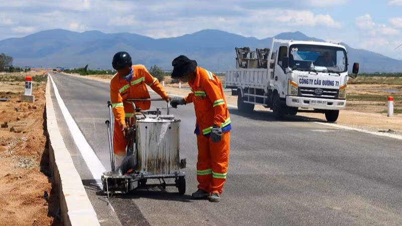 Đơn vị thi công dự án thành phần 1 đang khẩn trương hoàn tất những hạng mục cuối của tuyến đường.