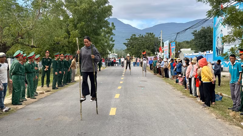 Phụ nữ Raglai xã Phước Chiến, huyện Thuận Bắc tranh tài cuộc thi đi cà kheo thu hút đông đảo người dân cổ vũ. (Ảnh: DANH TÀI)