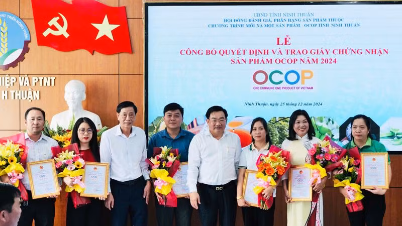 Phó Chủ tịch Ủy ban nhân dân tỉnh Ninh Thuận Trịnh Minh Hoàng trao Giấy chứng nhận sản phẩm OCOP đạt hạng 4 sao cấp tỉnh cho các chủ thể. (Ảnh: NGUYỄN TRUNG)