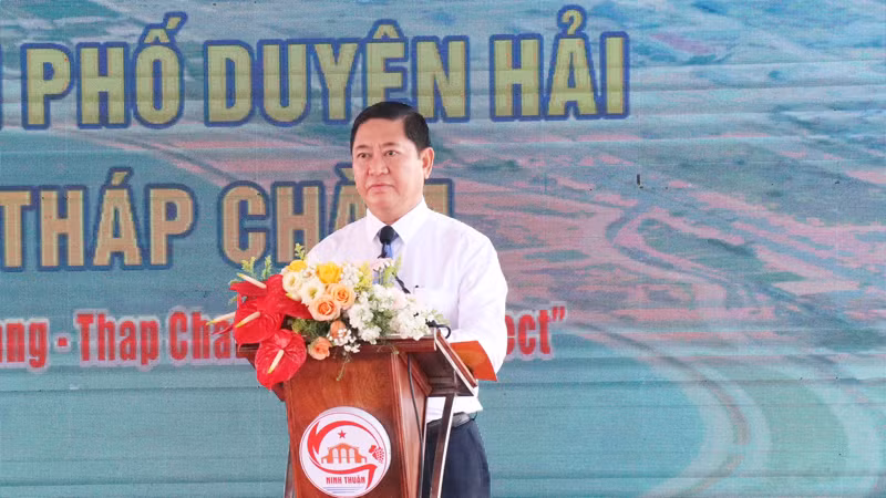 Chủ tịch Ủy ban nhân dân tỉnh Ninh Thuận Trần Quốc Nam phát biểu tại buổi lễ. (Ảnh: NGUYỄN TRUNG)