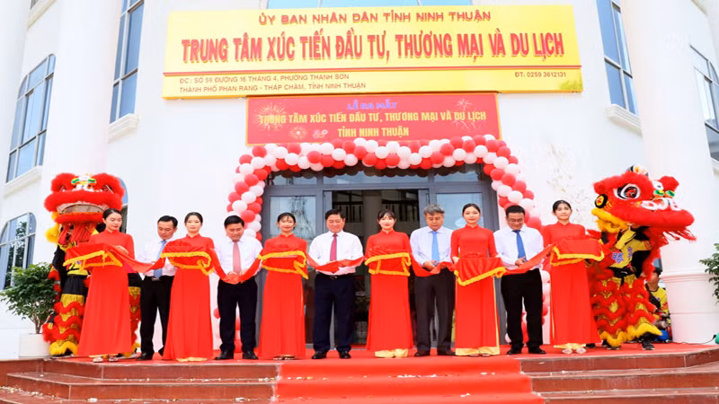 Các đồng chí lãnh đạo tỉnh Ninh Thuận cắt băng công bố ra mắt Trung tâm Xúc tiến Đầu tư, Thương mại và Du lịch tỉnh Ninh Thuận.