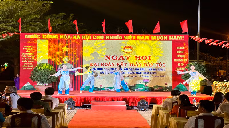 Biểu diễn văn nghệ chào mừng Ngày hội đại đoàn kết dân tộc liên khu dân cư Bà Râu 1, Bà Râu 2 và thôn Ấn Đạt, xã Lợi Hải, huyện Thuận Bắc, tỉnh Ninh Thuận.