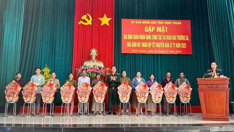 Đại diện Ban vận động đóng góp, ủng hộ Quỹ vì biển đảo Việt Nam tỉnh Ninh Thuận tặng quà cho các gia đình quân nhân đang công tác ở quần đảo Trường Sa và nhà giàn DK 1. (Ảnh: DANH TÀI)