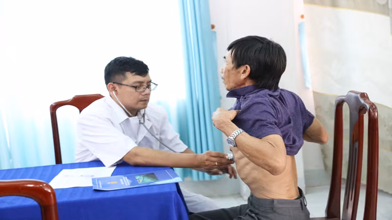 Quân y Lữ đoàn 955 khám bệnh cho người dân phường Đông Hải, thành phố Phan Rang-Tháp Chàm.