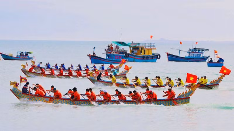 Các đội đua vào cuộc tranh tài. (Ảnh: NGUYỄN TRUNG)